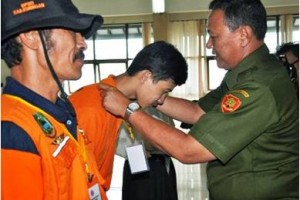 Wakil Bupati Kuningan saat menyematkan tanda kepada relawan yang sedang mengikuti pelatihan mengatasi bencana.